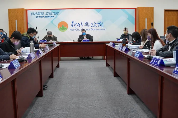 新竹縣長楊文科主持道安會報，提醒8處科技執法路段元旦上路。新竹縣政府提供