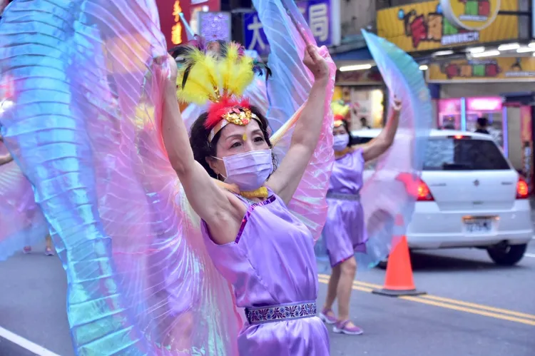 2022冬戀蘭陽溫泉季礁溪熱情開場，許多民眾精心打扮參與踩街。縣府提供