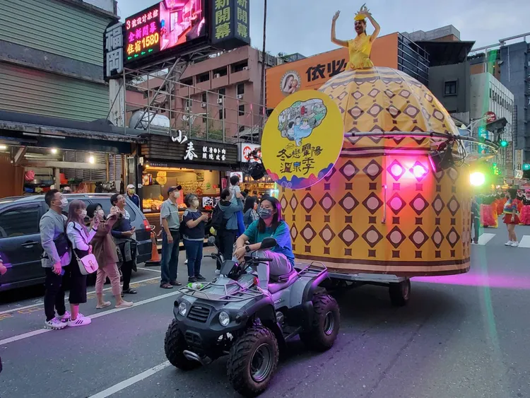 花車吸引民眾拍照。縣府提供