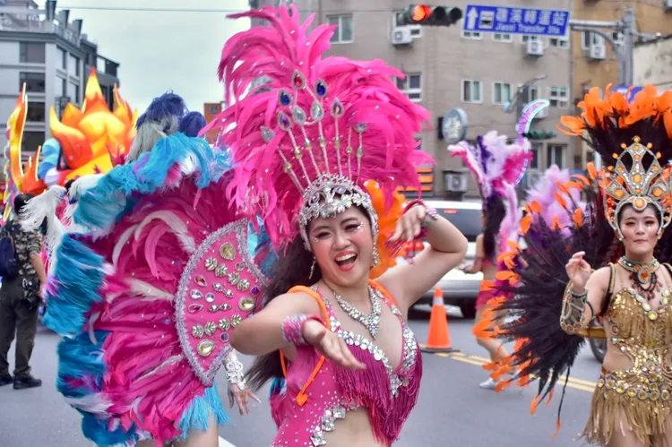 森巴女郎在街頭熱情搖擺。縣府提供