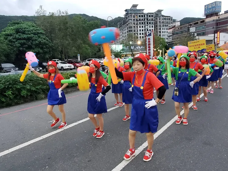 參與民眾穿著瑪利歐服飾踩街。縣府提供