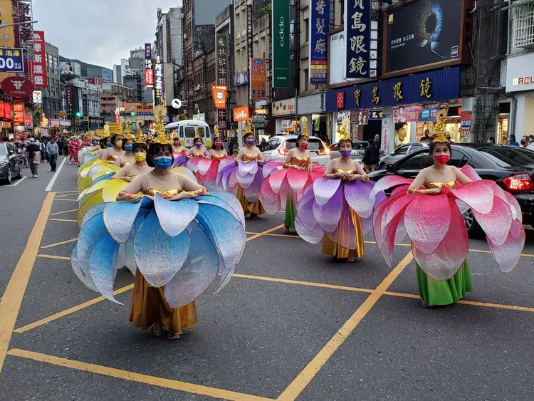 由宜蘭在地產業、社區、學校及社團等組成的團體，一同上街頭展開火熱狂歡的「開幕踩街嘉年華」。縣府提供