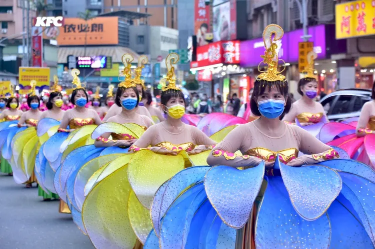 由宜蘭在地產業、社區、學校及社團等組成的團體，一同上街頭展開火熱狂歡的「開幕踩街嘉年華」。縣府提供