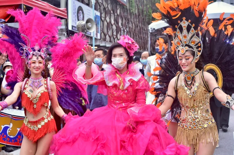 縣長林姿妙服裝與花車主題均以《鳳凰》爲概念，有疫後重生之意。縣府提供