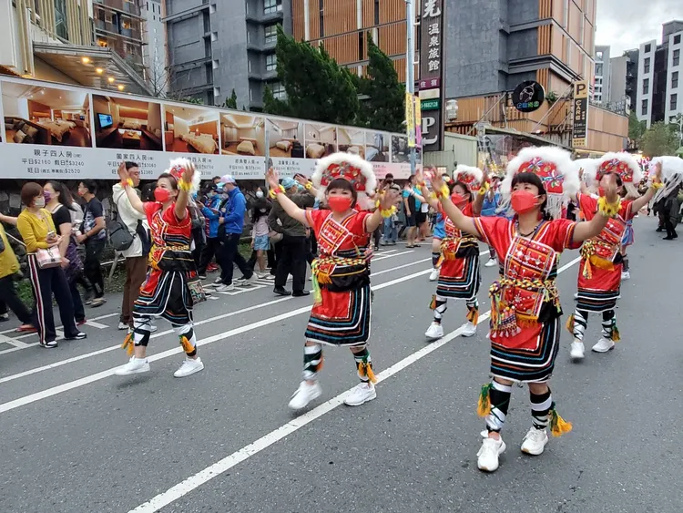 穿著原民服飾的民眾上街參與嘉年華。縣府提供