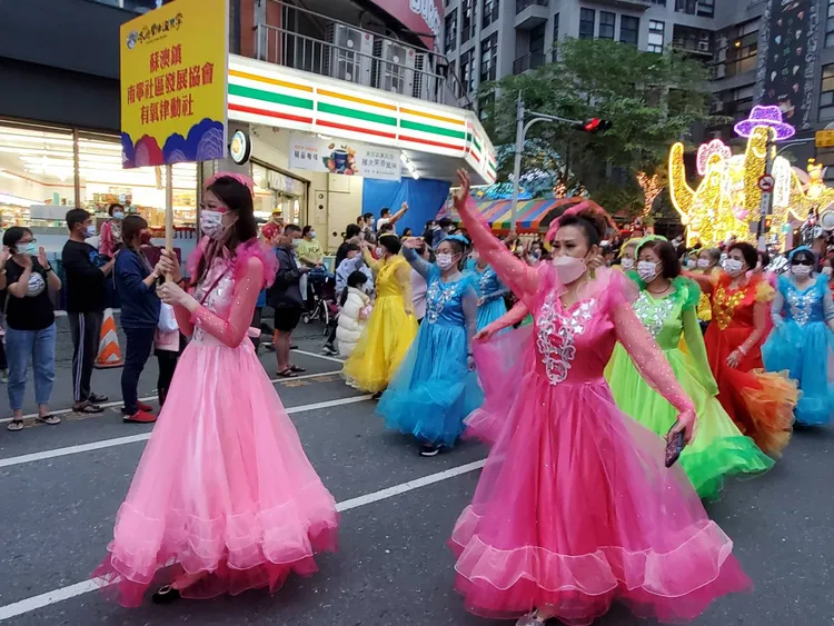 由宜蘭在地產業、社區、學校及社團等組成的團體，一同上街頭參與開幕踩街嘉年華。縣府提供