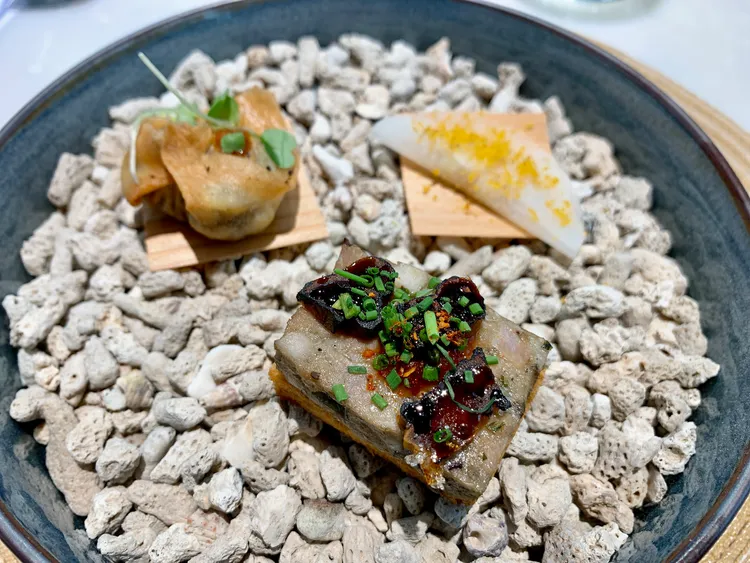 萬事如意好彩頭、元寶滿囊財得手。劉欣欣攝