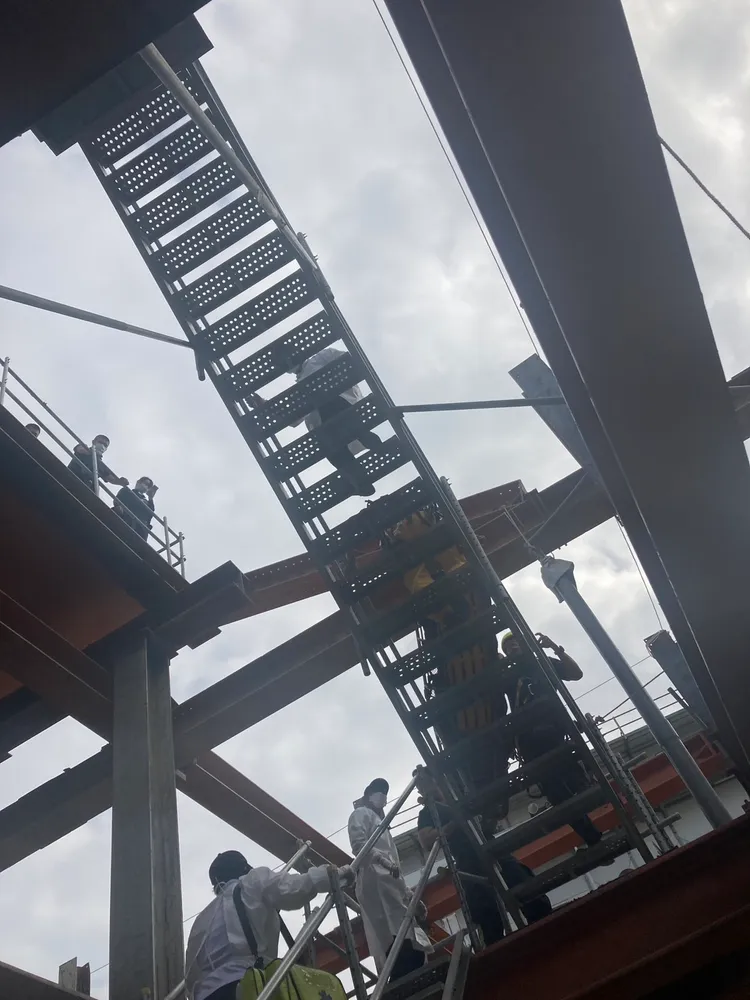 消防人員將女工搬運至1樓後交由救護車送醫。讀者提供