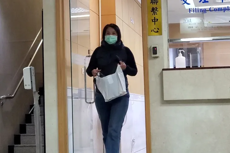 涉嫌殺人的楊男妻子林女，同涉犯殺人罪，但無羈押必要，檢察官將她限制住居後請回。呂志明攝
