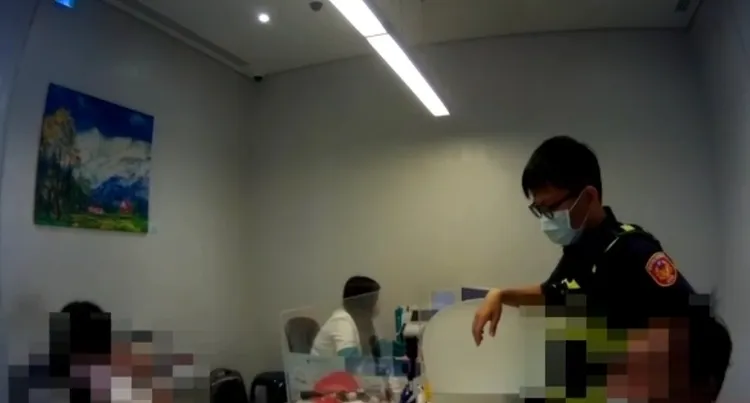 警員到銀行了解曾男匯款原因。讀者提供
