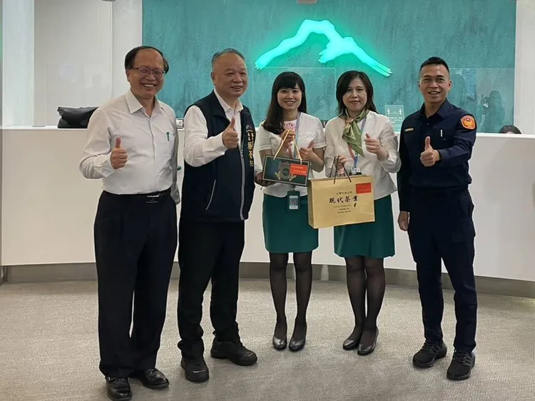 局長蔡蒼柏（左二）致贈紀念品感謝行員機警協助阻詐。讀者提供