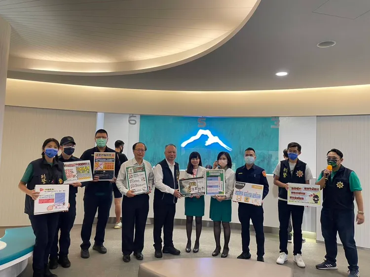 警力除了向行員致謝，並在分行內進行反詐宣導。讀者提供