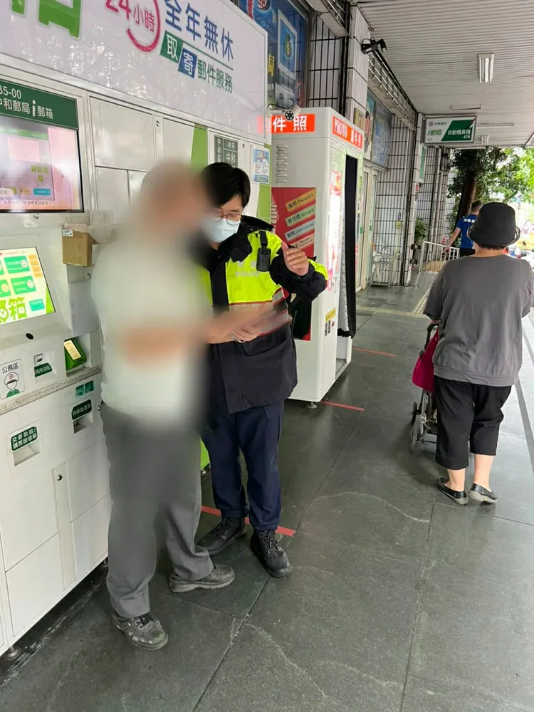 警方搜尋新聞讓男子觀看，男子才恍然大悟。警方提供