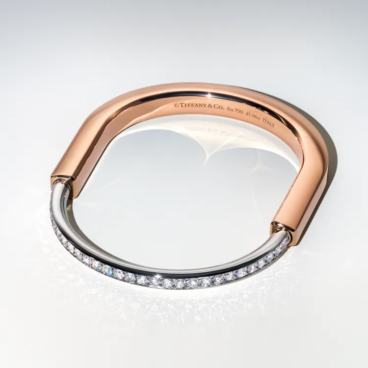 Tiffany Lock 玫瑰金與白金鑲鑽手環，38萬4000元。品牌提供