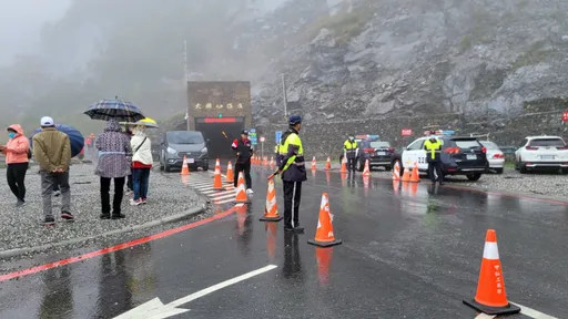 南橫向陽、埡口齊聚期待下雪　追雪人潮暴增警方實施交管