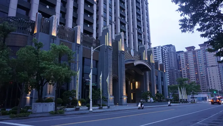 四戶店面正對公園，每坪突破127萬元成交。葉家銘攝