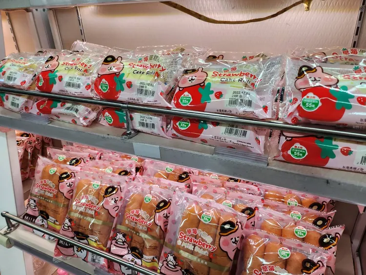 高鐵與卡娜赫拉聯名推出草莓點心。胡順惠攝