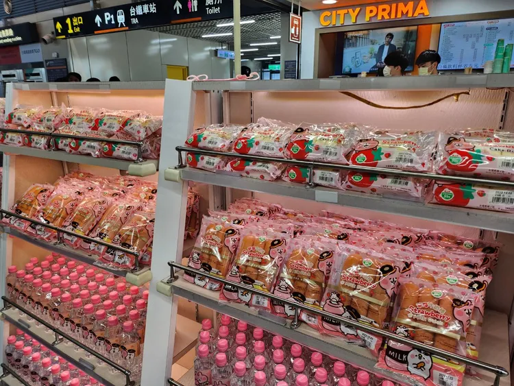 高鐵與卡娜赫拉聯名推出草莓點心。胡順惠攝