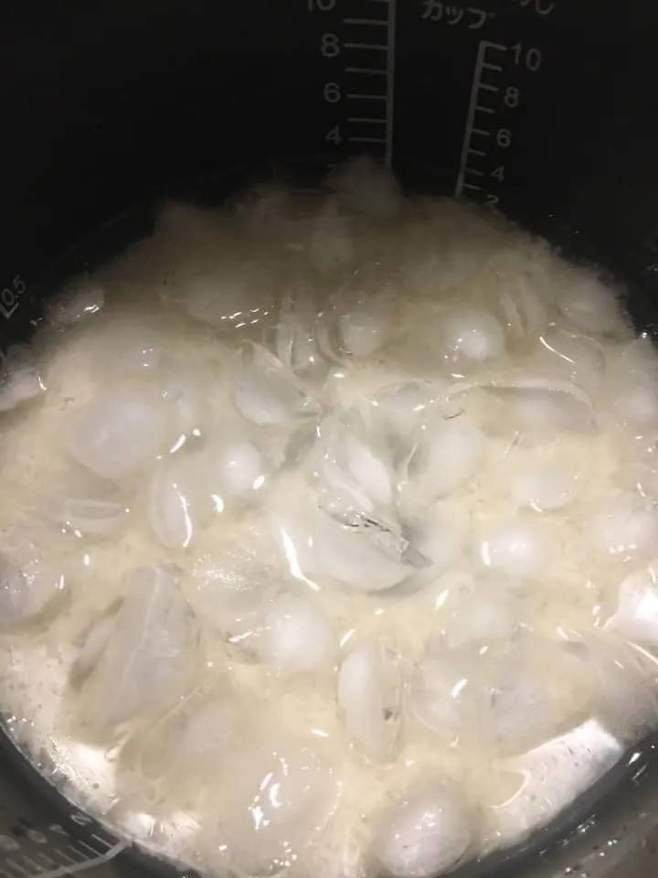 網友分享從電視看來的招數,煮飯時加入冰塊,米飯會更美味。翻攝自廚藝公社
