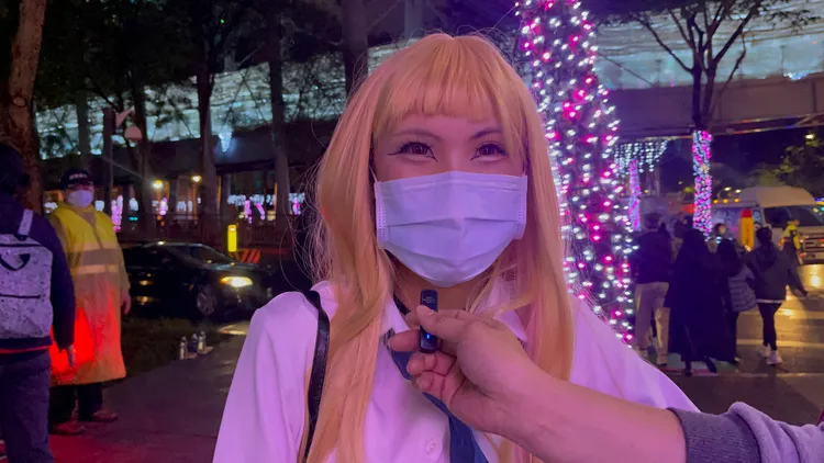 Coser愛好者胤川表示，特地從桃園來找朋友，也細心打扮成動漫主角服裝後來拍照，覺得耶誕城裝飾很適合拍照。陸運陞攝