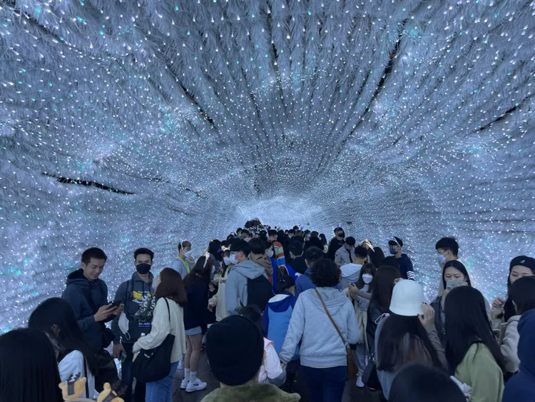 警方成立「聖誕DJ警察」跟「聖誕DJ交警」維持現場安全及交通。陸運陞攝