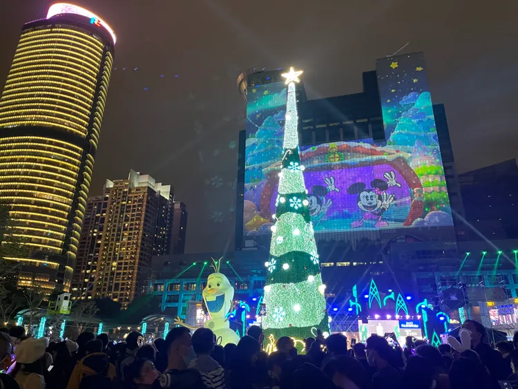 新北板橋耶誕演唱會邀請八三么、告五人、畢書盡等知名歌手。陸運陞攝