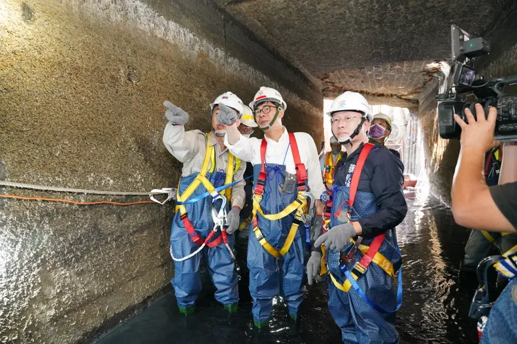陳其邁今穿著青蛙裝到下水道，視查清疏狀況。高市府提供