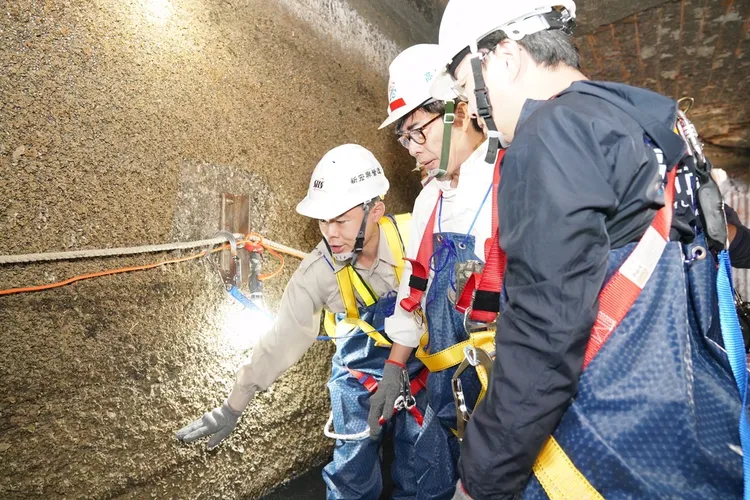 陳其邁今穿著青蛙裝到下水道，視查清疏狀況。高市府提供