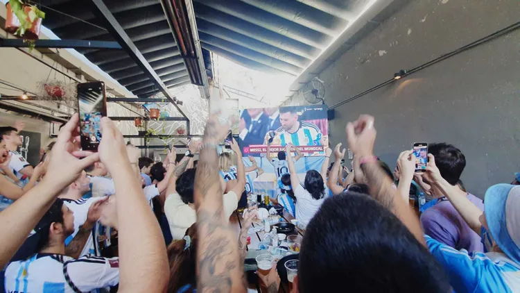 當梅西出現在轉播螢幕上時，球迷高舉雙手做出向前膜拜的手勢並喊著「梅西、梅西、梅西」，現場氣氛高亢。中央社