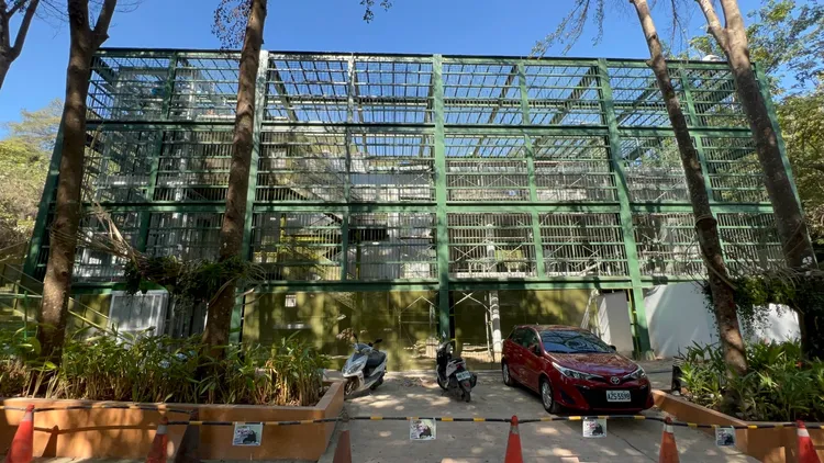高市府證實壽山動物園內原本關黑猩猩的鐵籠區，將改建為咖啡屋。侯昌騰攝