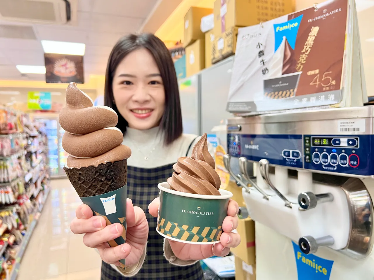 濃黑巧克力霜淇淋,原價49元,12/20-2023/1/19特價45元,12/20-12/22全家App隨買跨店取5支168元。