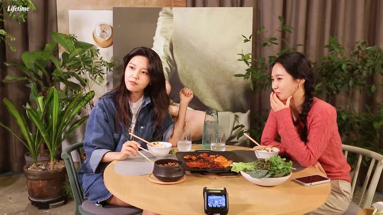 秀英（左）大快朵頤。Lifetime提供