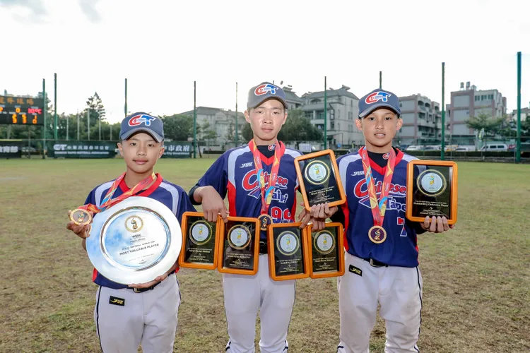 台灣田沅義(左起)、吳聖智與梁以城拿下個人獎。  中華壘協提供