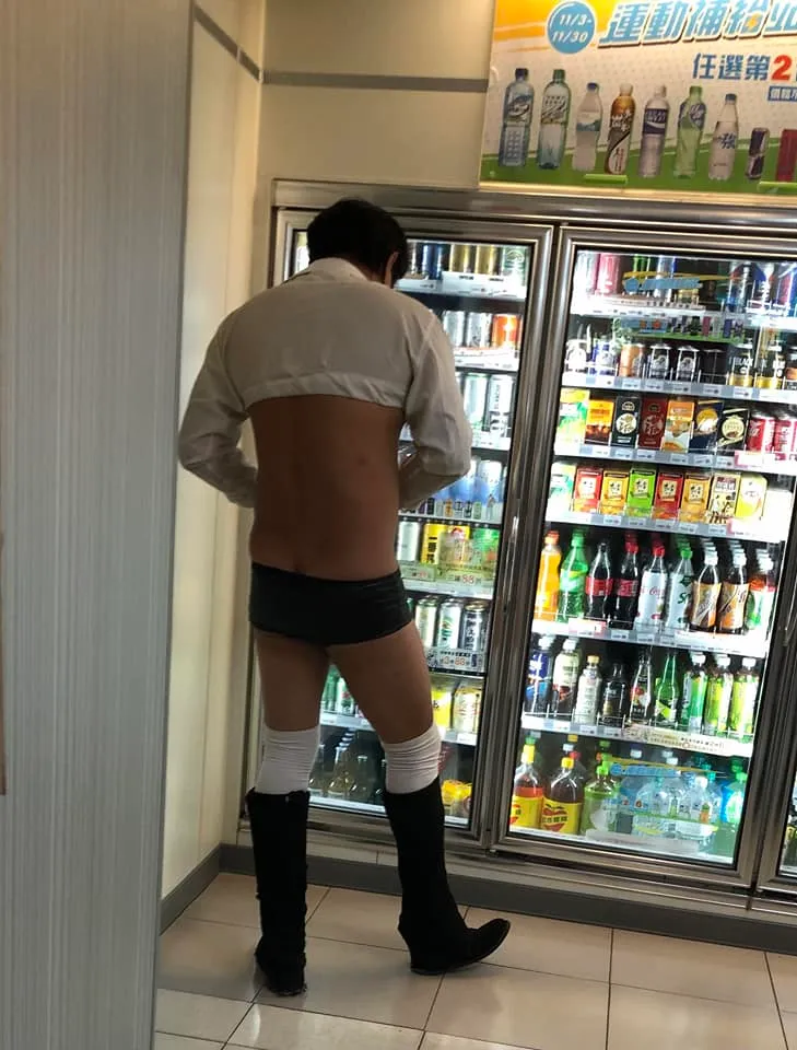 還有網友拍到同一人夏天版，網友笑說：「還會換季」。翻攝《路上觀察學院》社團