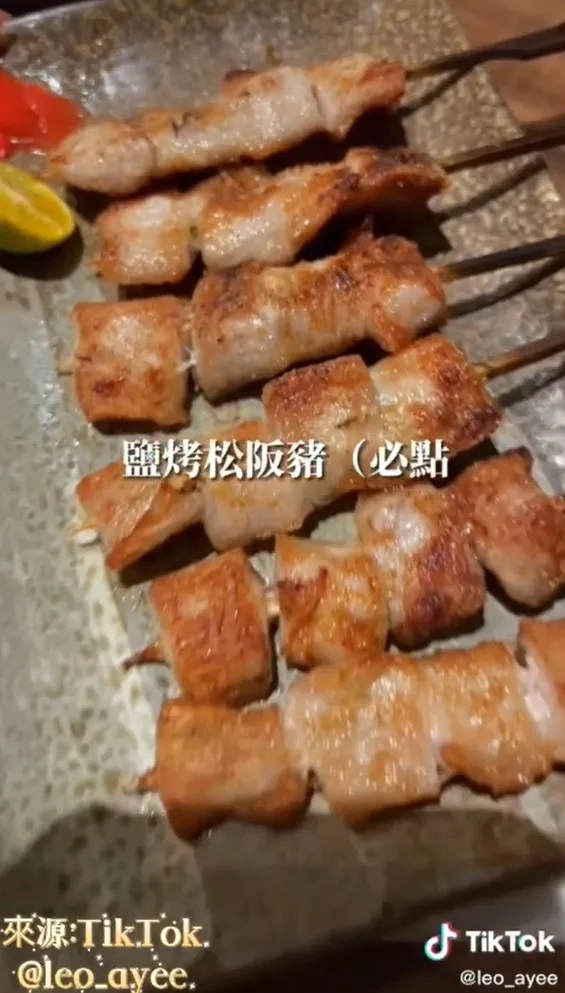 鹽烤松阪豬配上啤酒很對味。TikTok@leo_ayee 提供
