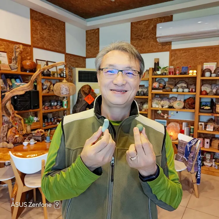 業者陳俊宏從友人手中接手2對雞界「藍寶堅尼」的西馬尼烏雞飼養，近來產下蛋卻變形，狀如腰果，他覺得有趣便拍照PO網分享，引發討論。業者提供