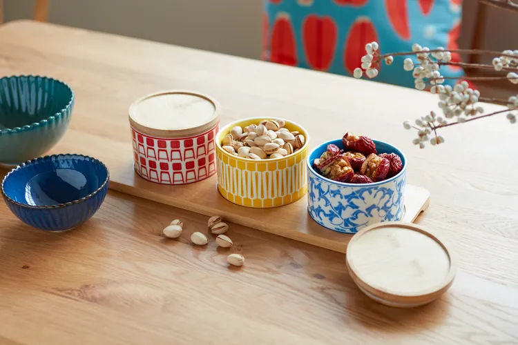 錦源興糖果盒附底盤3入組，售價1490元。業者提供