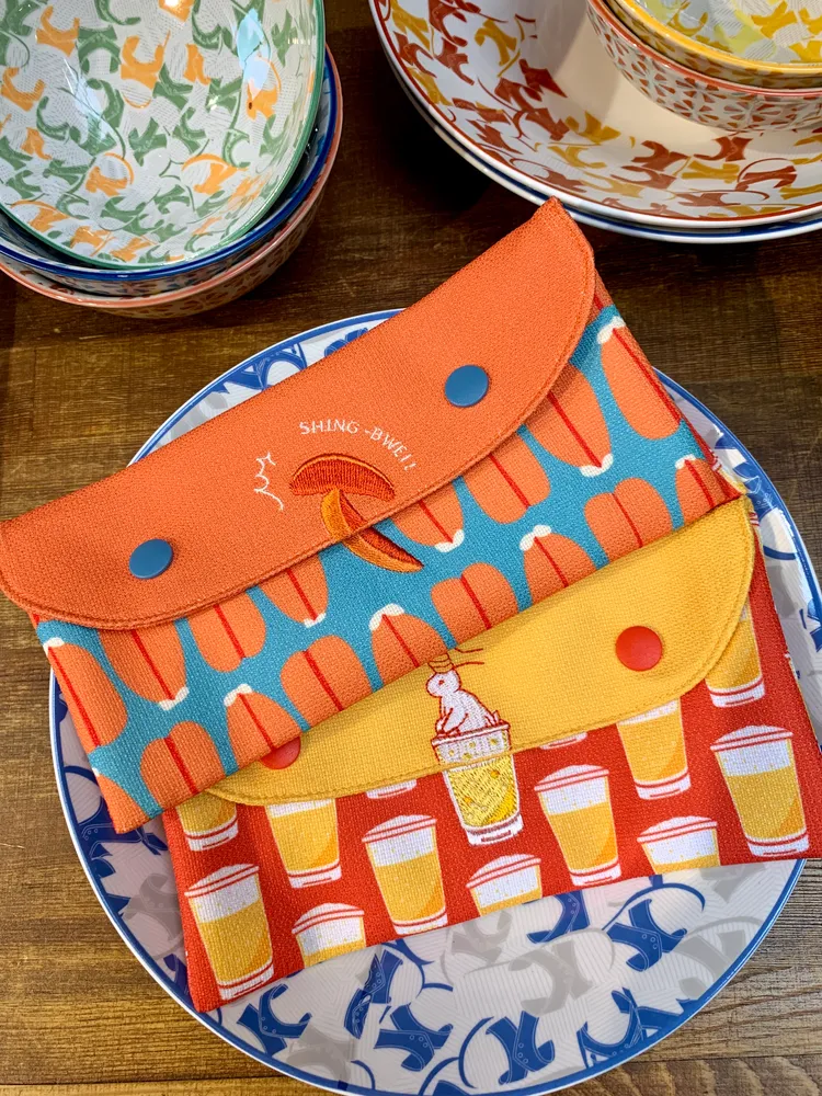 錦源興布荷包(聖筊烏魚子/錢兔海量啤酒杯)，售價399元/個。劉欣欣攝