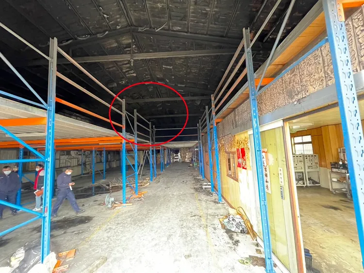 四名員工陳屍在二樓夾層靠近樓梯(紅圈處)。王煌忠攝