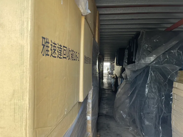 放置在廠房後方的紙箱，並未受到火勢波及。王煌忠攝