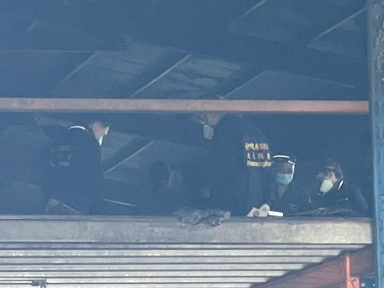 消防局火調人員在二樓夾層勘查採證。王煌忠攝