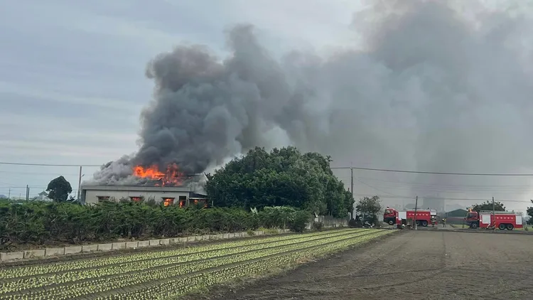 倉庫全面燃燒，火舌四竄，大白天清晰可見。雲縣新聞處提供