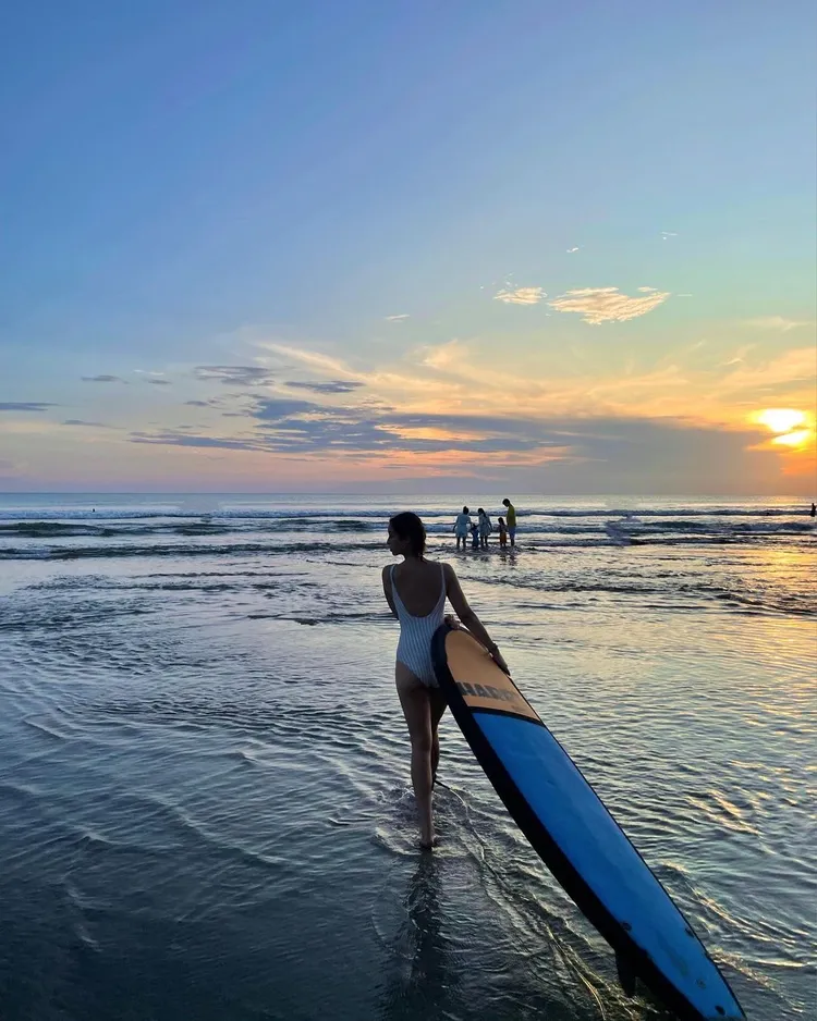 先前赴夏威夷度假的莫允雯，也分享了衝浪時的豔遇經驗。翻攝xtina0505 IG