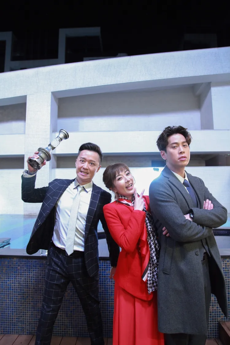 何豪傑（左起）在劇中外遇羅巧倫，右為吳東諺。民視提供