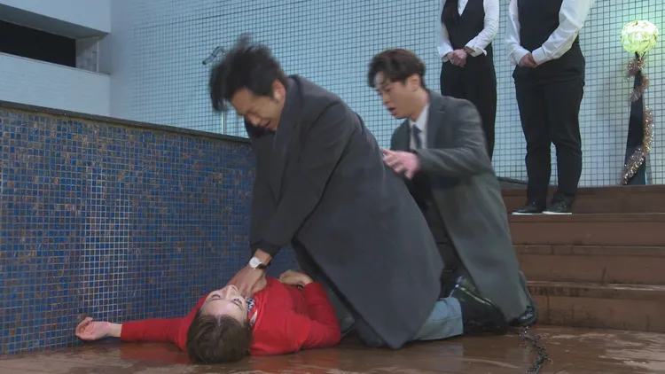 張書偉（中）搶救落水羅巧倫。民視提供