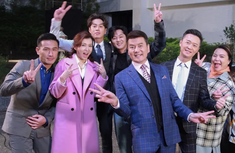 小甜甜（右）在8點檔過得開心，和前教友吳東諺（左三）互動自然。民視提供