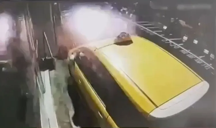 民進黨台北市議員張文潔住家遭李男放鞭炮。翻攝畫面