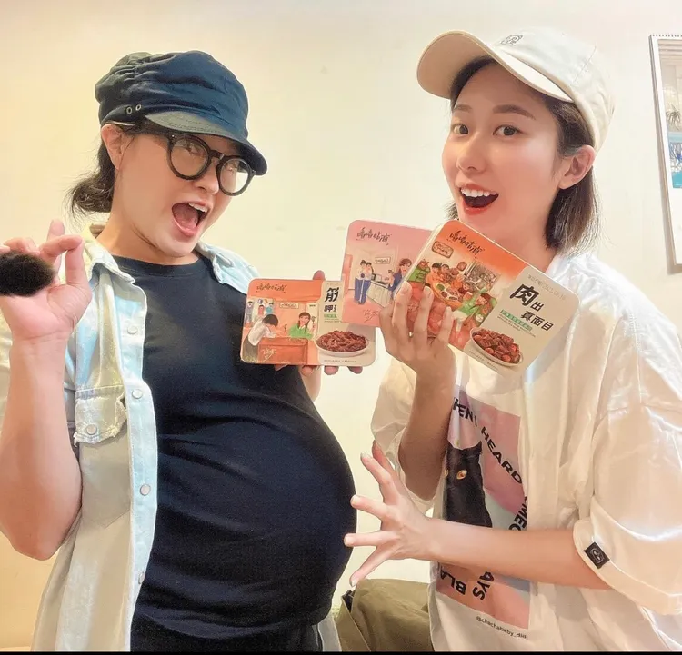 張景嵐（右）和之前還大腹便便的海裕芬。