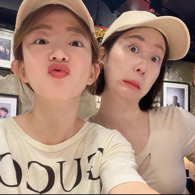 張景嵐（右）和好姊妹郭書瑤。翻攝張景嵐IG