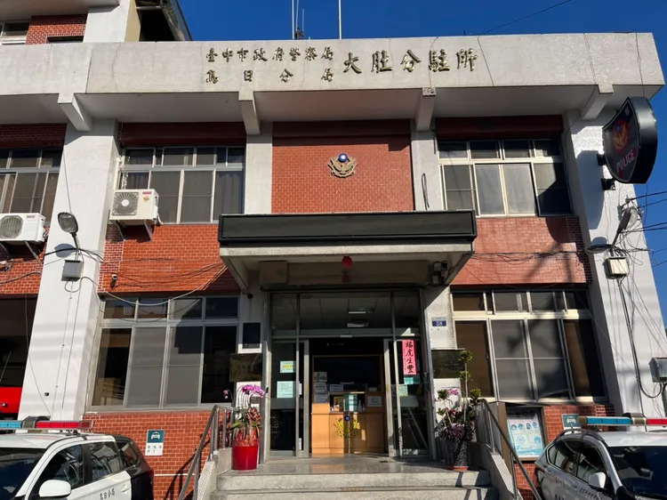 大肚分駐所員警今再度前往楊姓婦人住處訪視。周庭慶攝